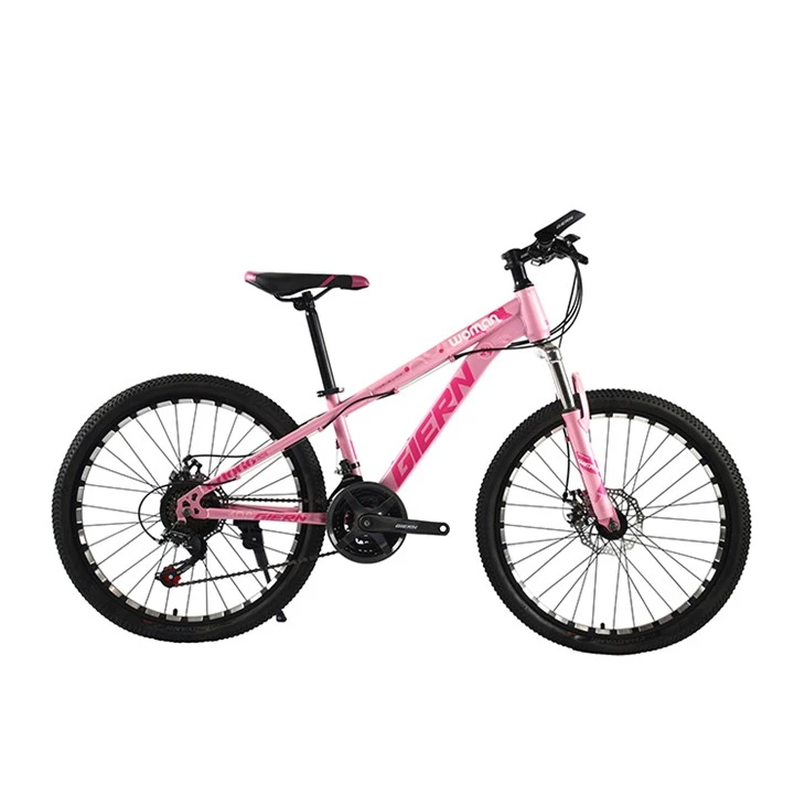 Le donne spingono le bici in vendita